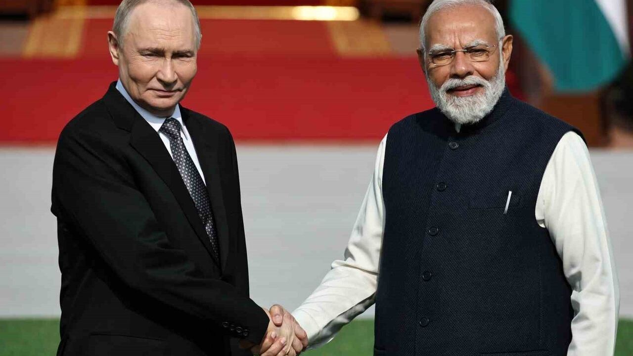 Putin, Yeni Delhi’de Resmi Törenle Karşılandı