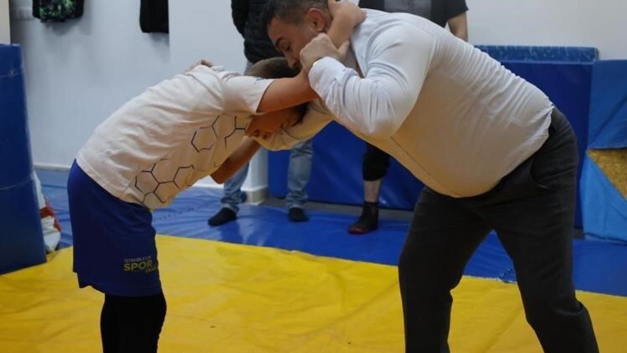 Ramazan Demir antrenmandaki güreşçilerle mindere indi