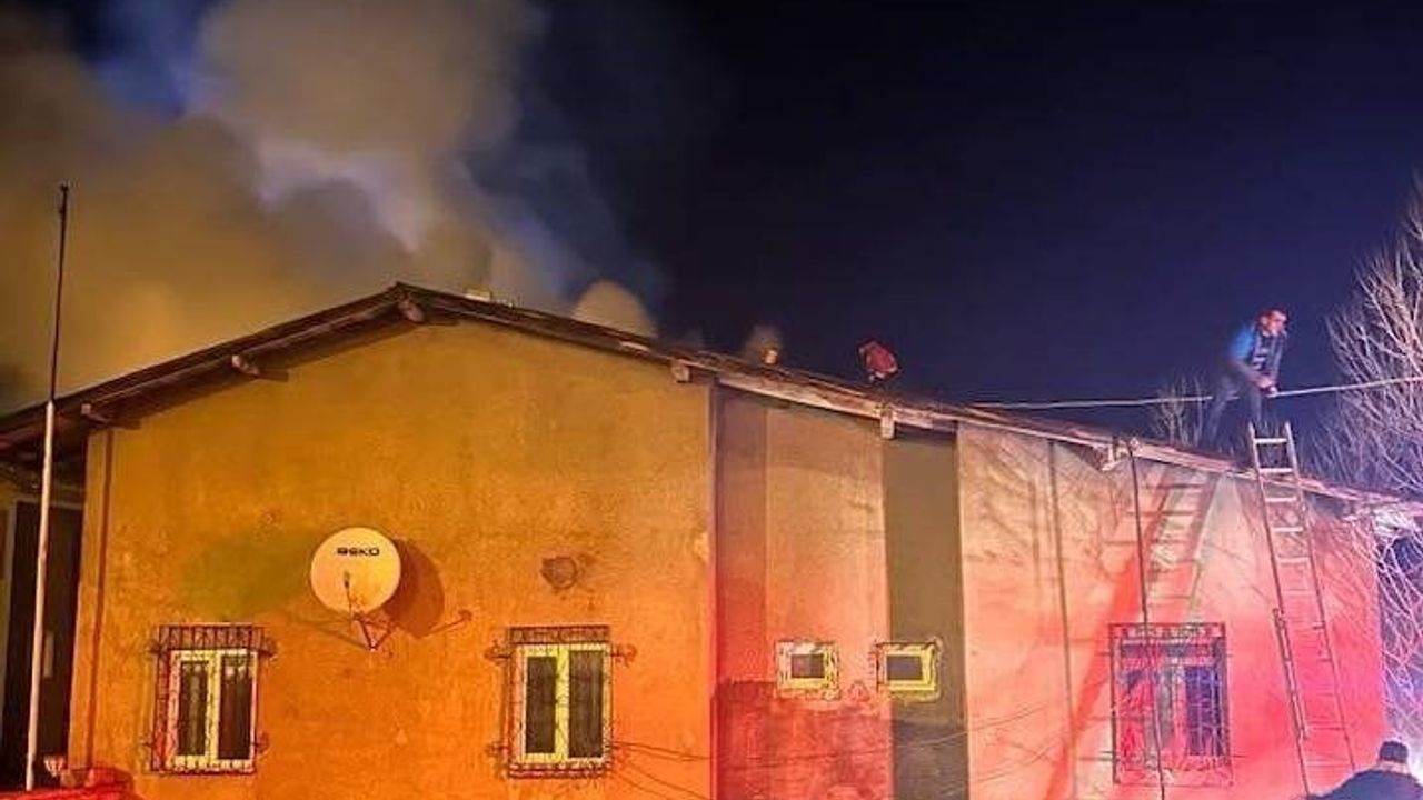 Refahiye Alt Köyünde köy konağı eklentisinde gece çıkan yangın söndürüldü