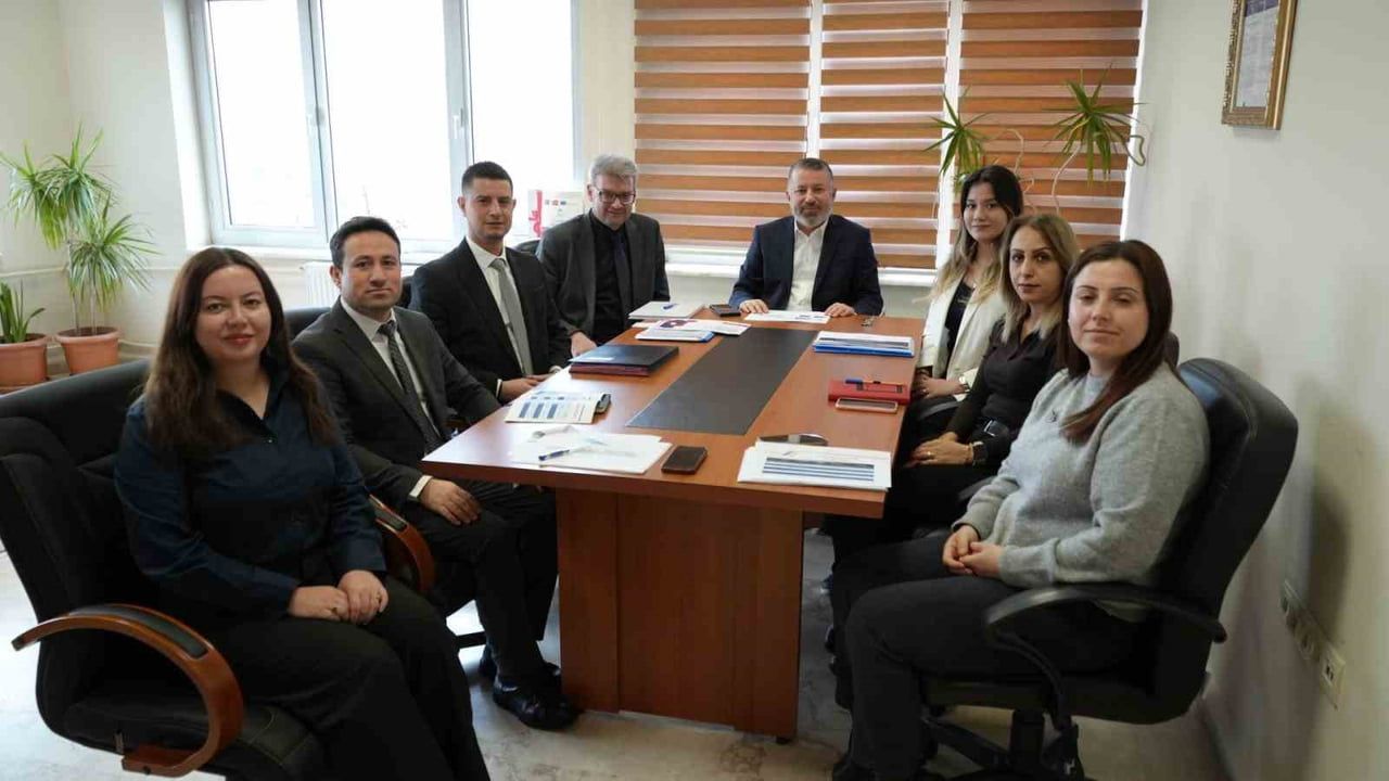 Rektör Kırışık Uluslararası İlişkiler Koordinatörlüğü ile projeleri değerlendirdi