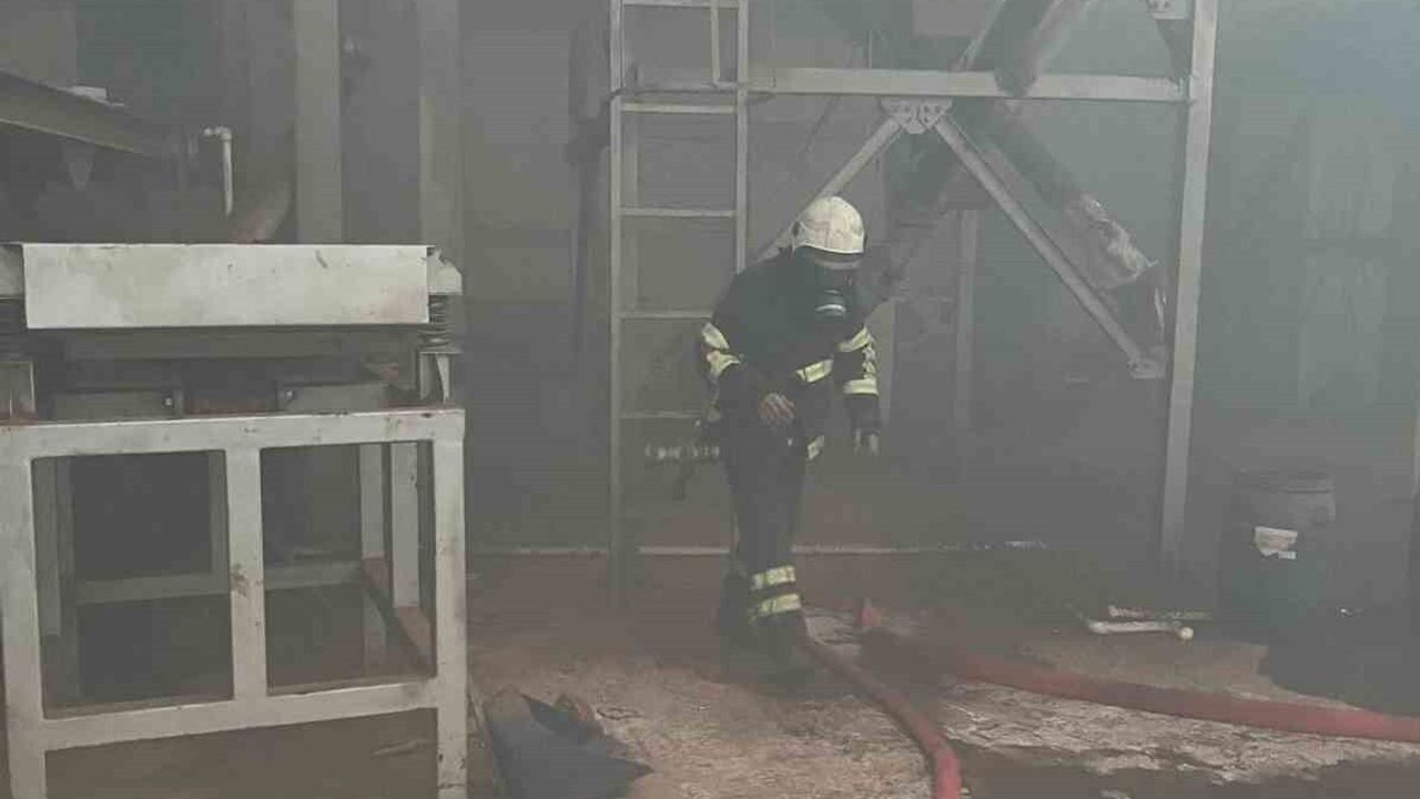 Reyhanlı’da çikolata fabrikasında çıkan yangın kontrol altına alındı