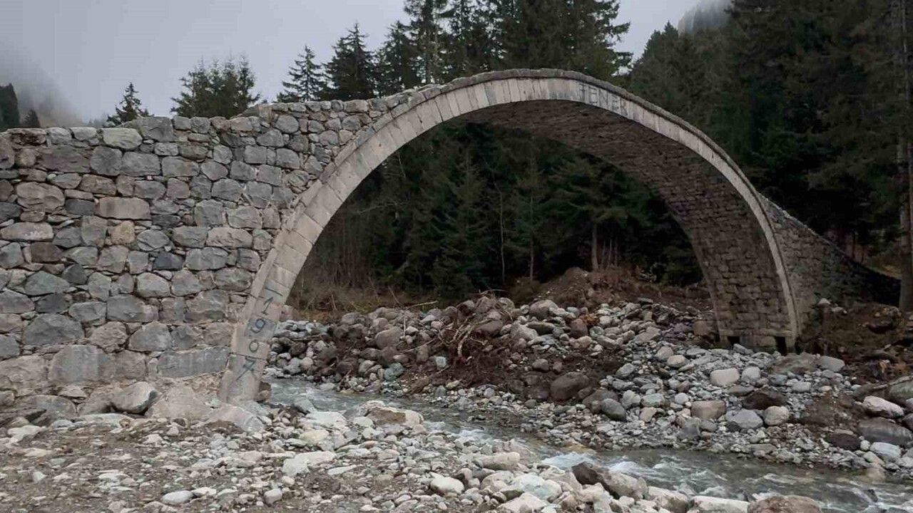 Rize'de Çat Kemer Köprüsü'ne Sprey Boya ile Zarar Verildi