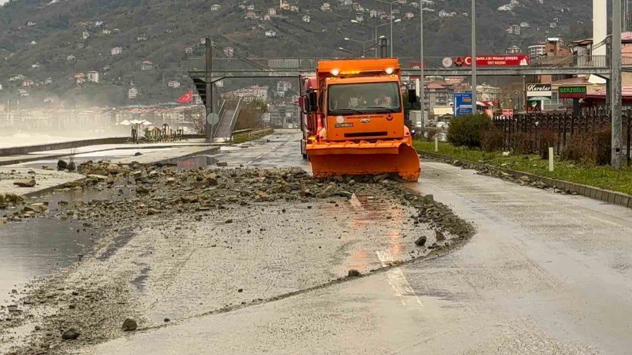 Rize'de fırtına Çayeli'nde sahil yolunu vurdu