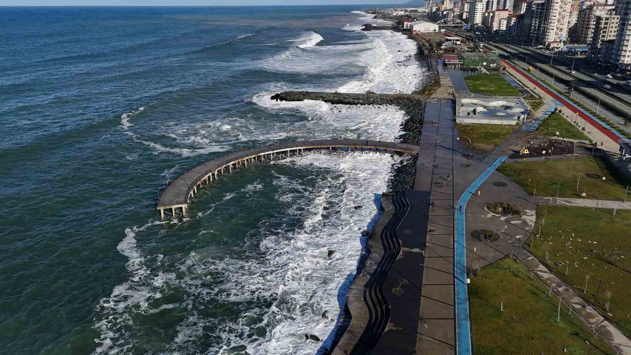 Rize'de fırtına ve dev dalgalar havadan görüntülendi