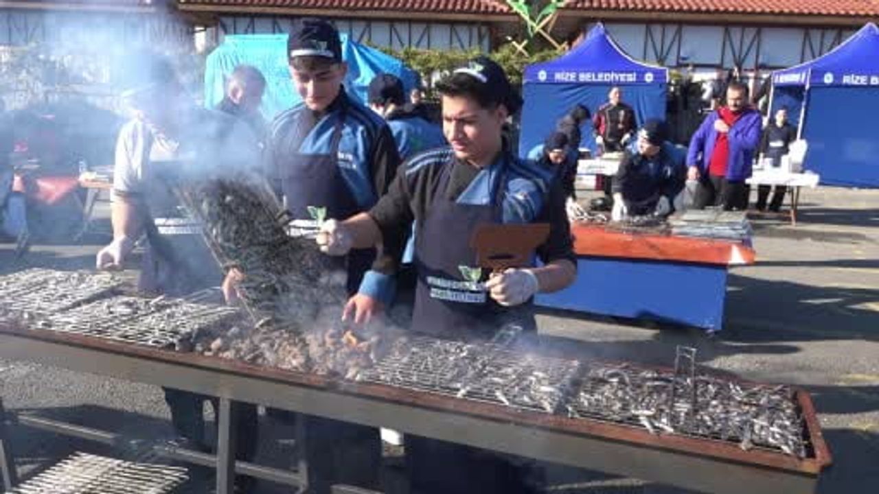 Rize'de Hamsi Festivali: Hamsili su böreği ve hamsili döner ön planda