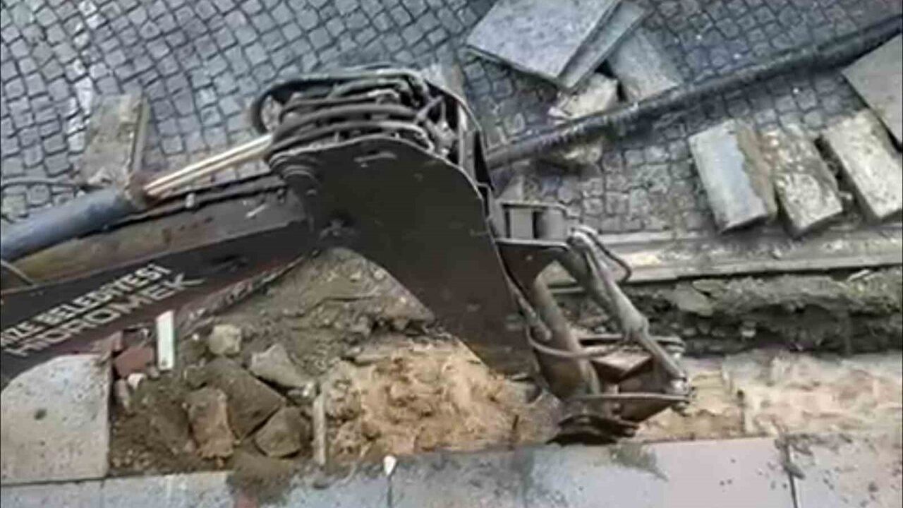 Rize'de ishale hattı patladı, tazyikli su caddeyi kapladı