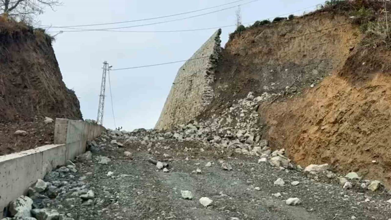 Rize'de istinat duvarı çöktü — Asri Mezarlık yolu inşaatında heyelan
