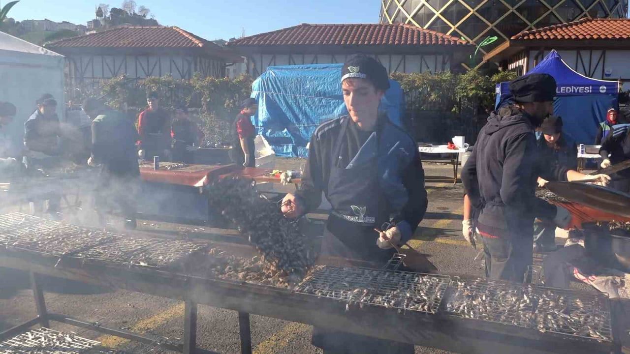 Rize Hamsi Festivali'nde hamsili su böreği ve hamsili döner ilgi gördü