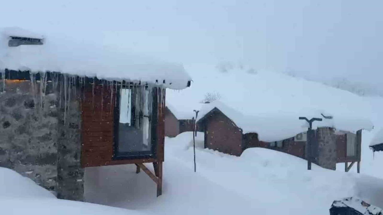 Rize'nin yüksek yaylaları karla kaplandı