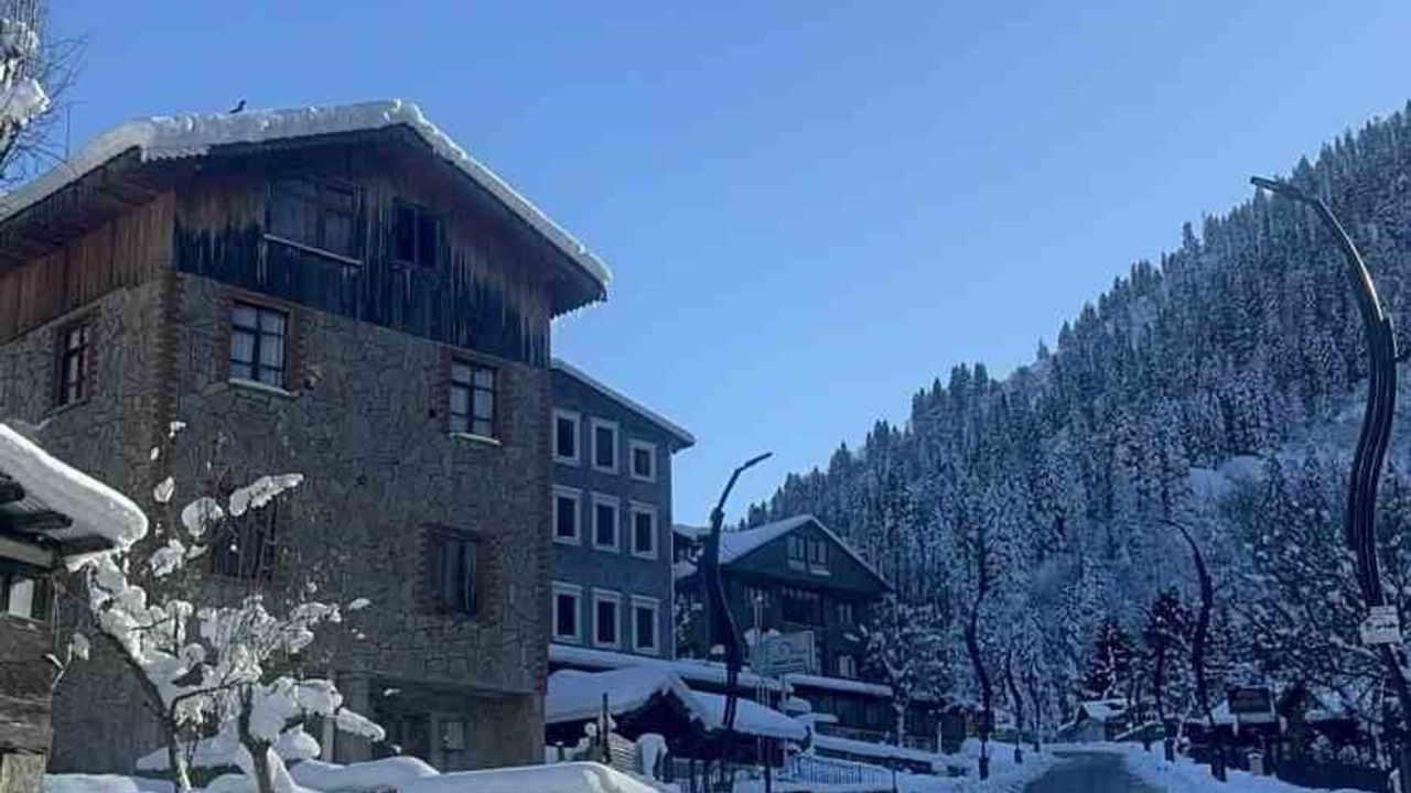 Rize'nin Zirvelerinde 'Karlı Güneş' Manzarası