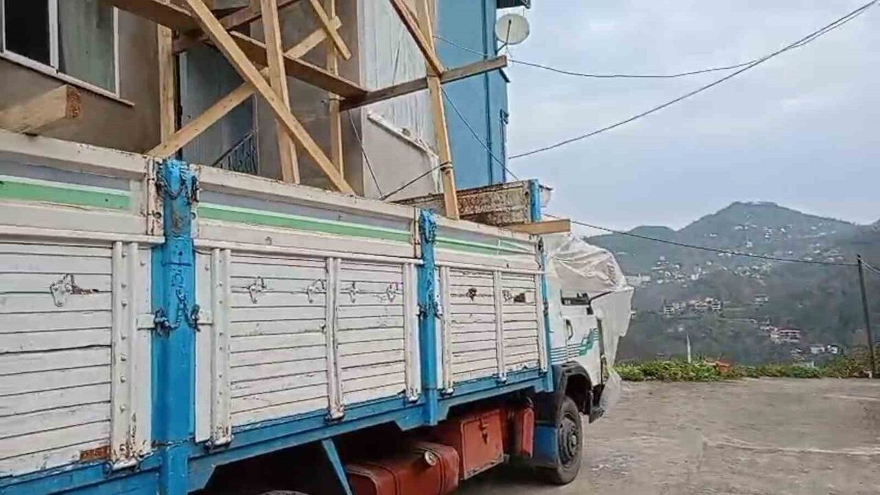 Rizeli vatandaş kamyon kasasına kurduğu iskeleyle görenleri etkiledi