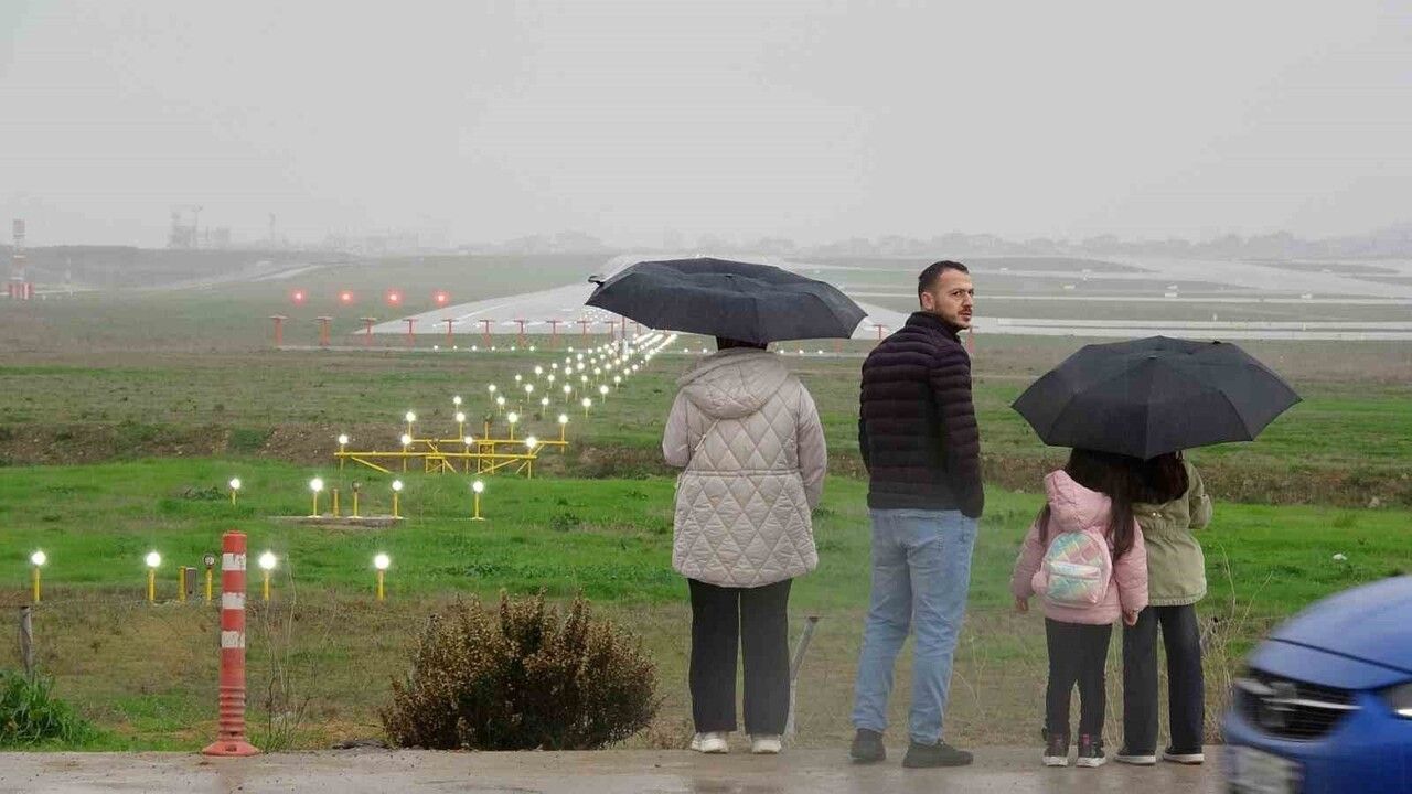 Sabiha Gökçen yakınındaki uçak izleme terası hafta sonları yoğun ilgi görüyor