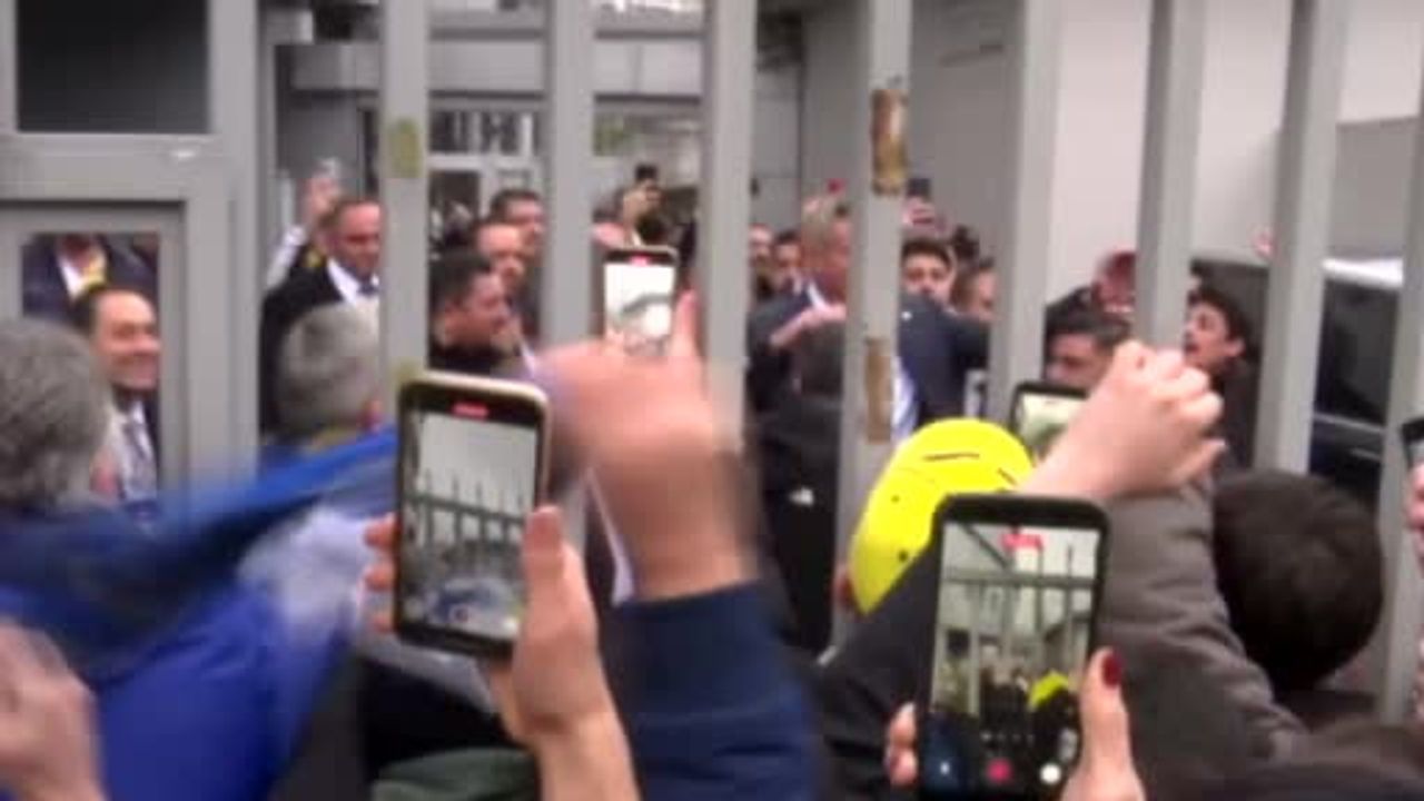 Sadettin Saran Şükrü Saracoğlu Önünde Taraftarlara Selam Verdi