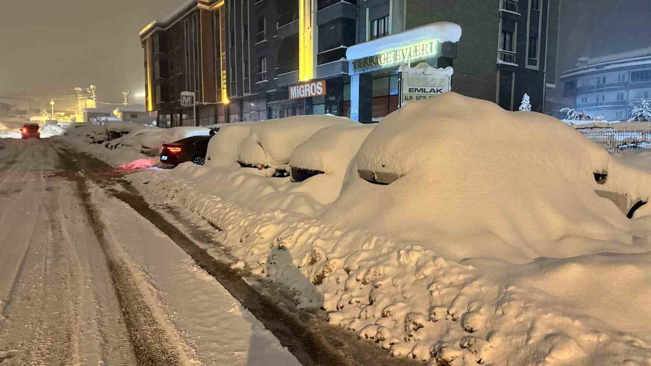 Safranbolu'da araçlar yoğun kar altında kaldı