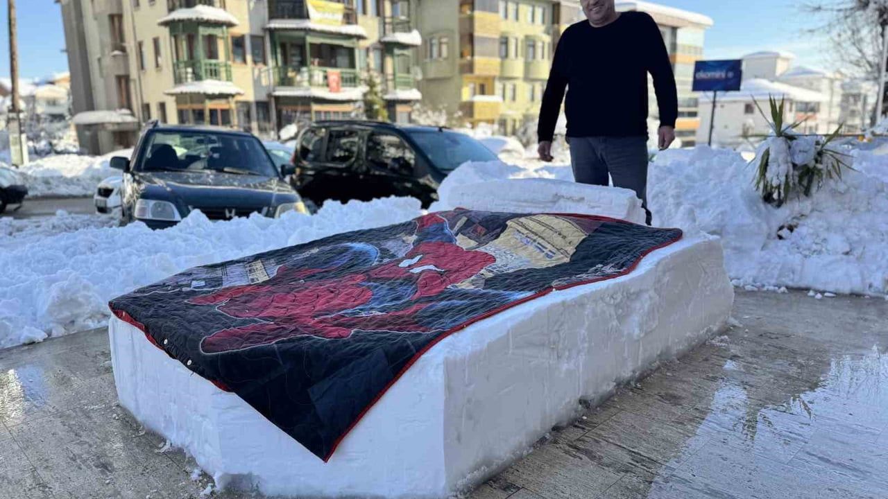 Safranbolu’da esnaf dükkan önüne kardan yatak yaptı