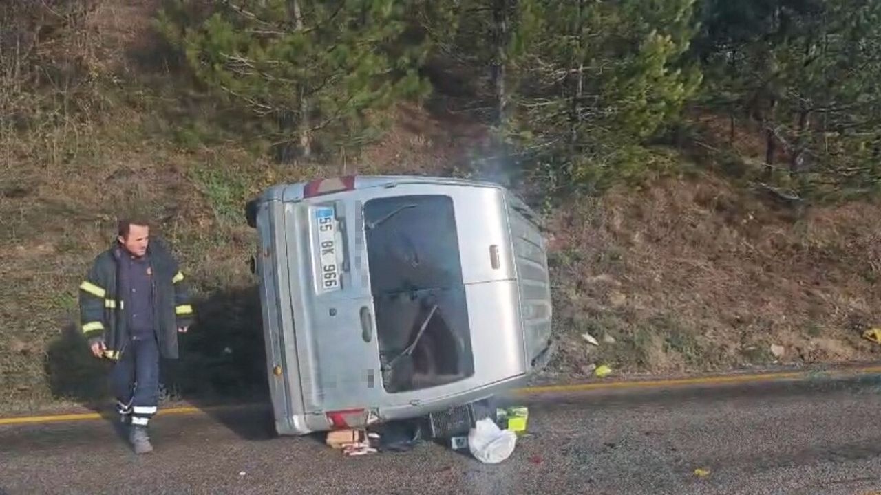 Safranbolu'da hafif ticari araç devrildi: sürücü yaralandı