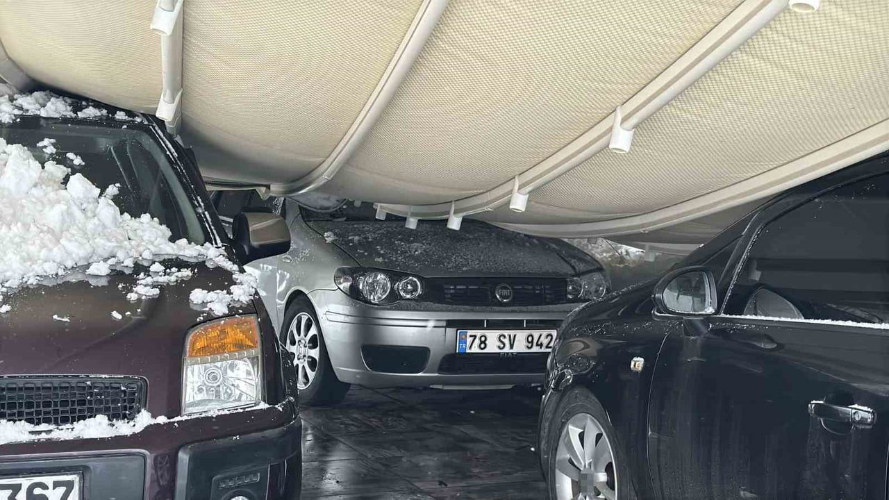 Safranbolu'da kar yüküyle garaj çöktü: 3 araç hasar gördü