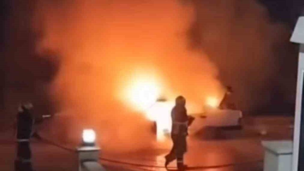 Safranbolu'da park halindeki otomobil alev aldı, kullanılamaz hale geldi