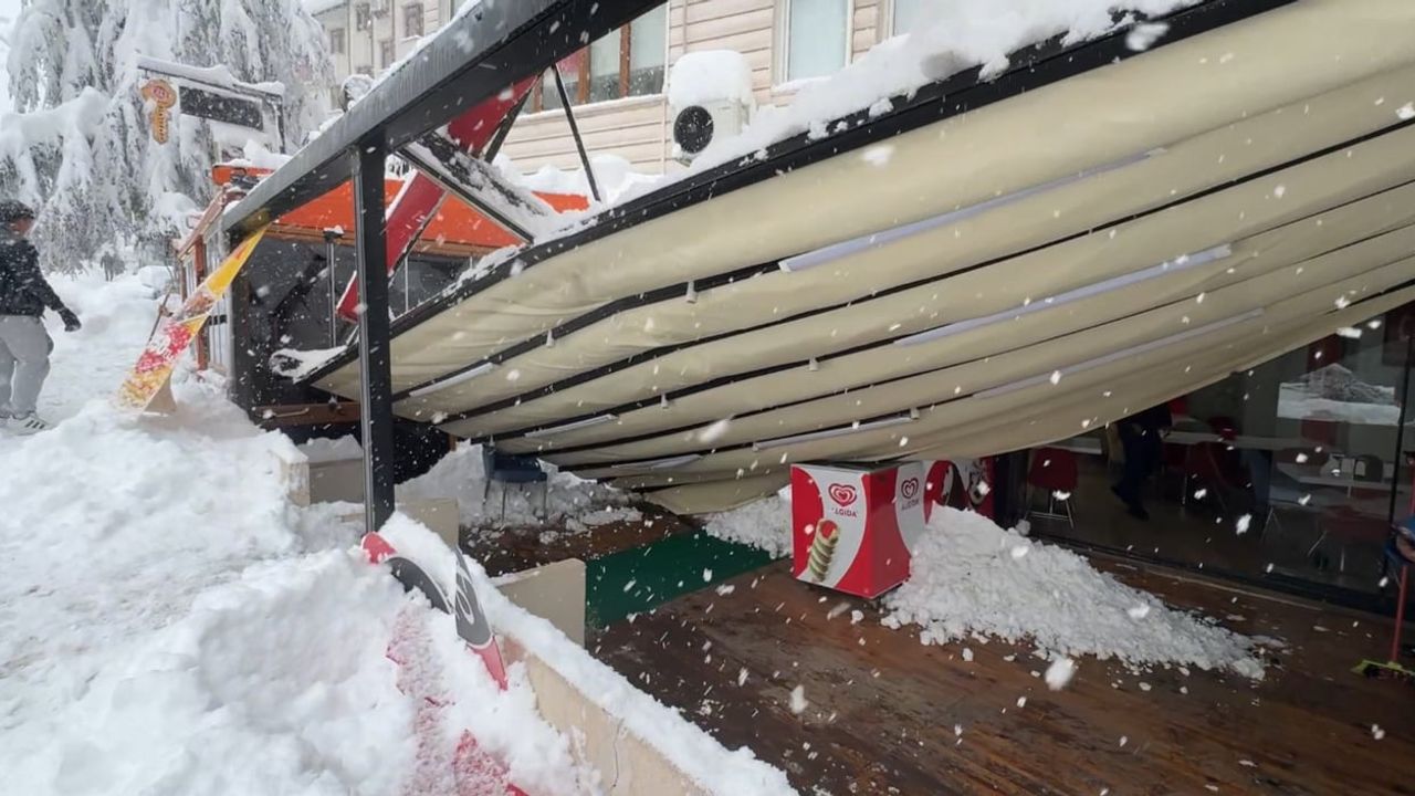 Safranbolu’da yoğun kar çatı ve tenteleri çöktürdü