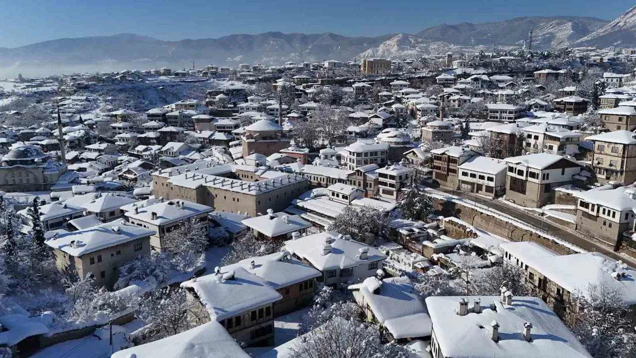 Safranbolu'nun Karla Örtülü Masalsı Görüntüleri Dronla Kaydedildi