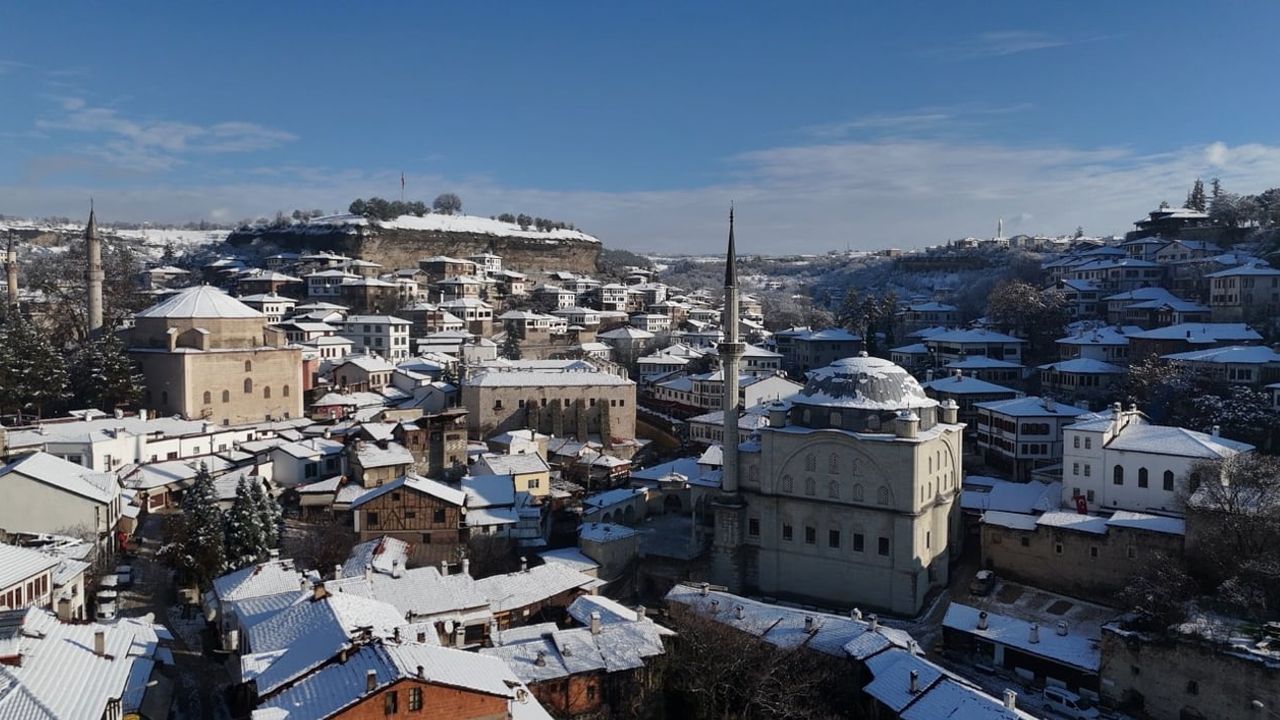 Safranbolu'nun karla örülü tarihi dokusu büyüledi