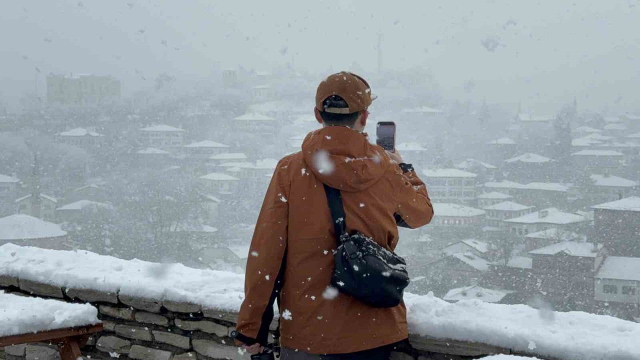 Safranbolu’nun tarihi konakları beyaza büründü