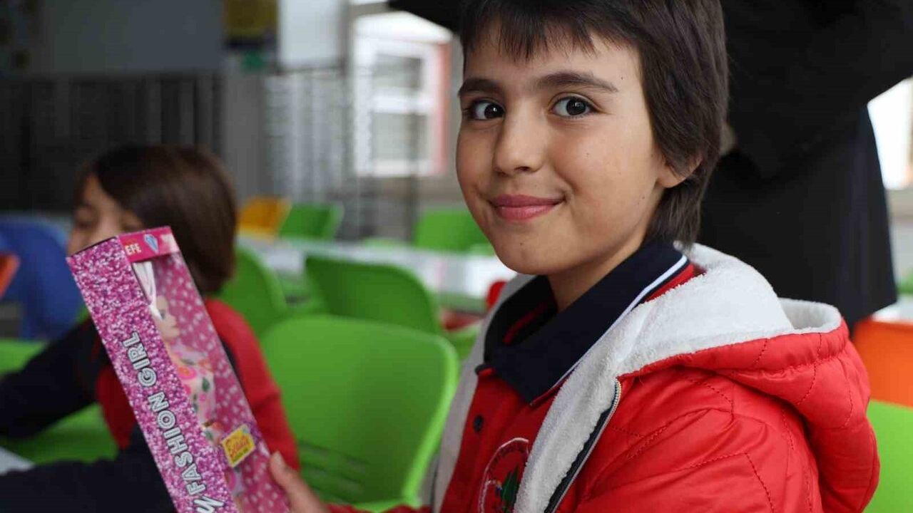 Sağlıkçılar Kozan’daki Yatılı Okul Öğrencilerini Sevindirdi