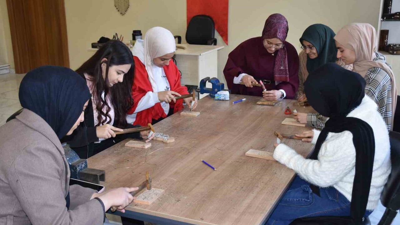 Şahinbey'de Sedef Kakma Sanatı Kadın Ustalarla Yeniden Canlanıyor