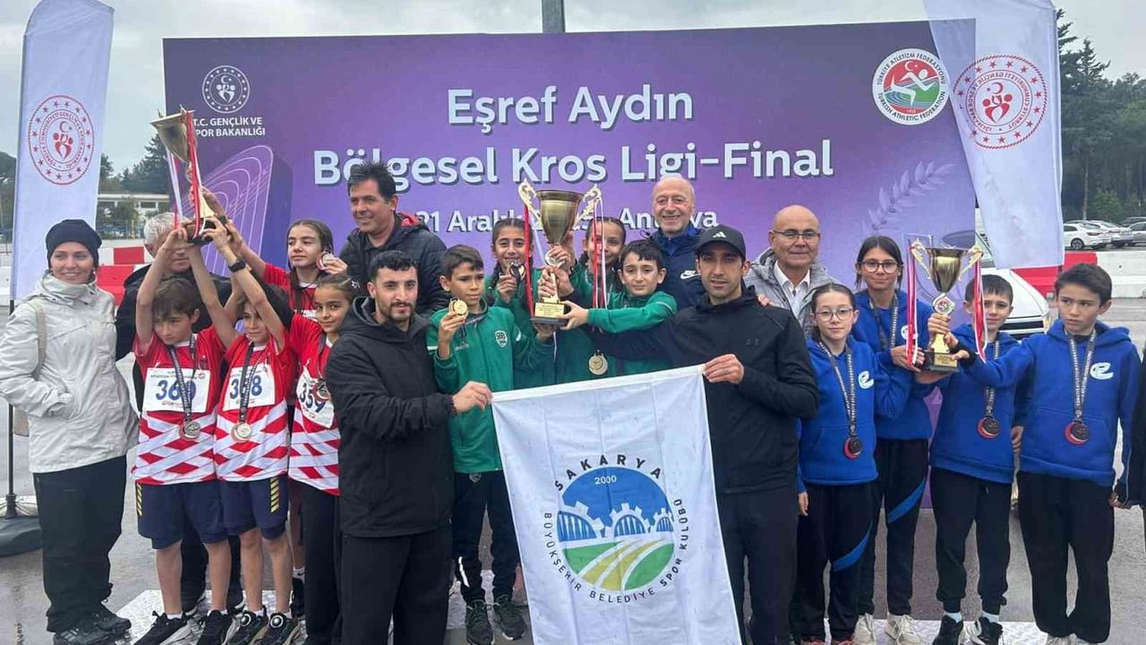 Sakarya Büyükşehirli Atletler Antalya'da U12 Mix Türkiye Şampiyonu