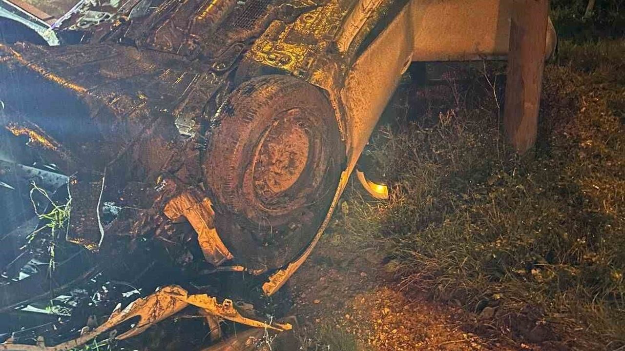 Sakarya’da Kaynarca’da ters dönen otomobilde sürücü sıkıştı