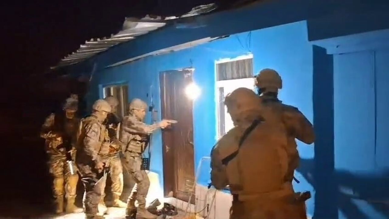 Sakarya’da sokak satıcılarına yönelik operasyonda 13 şüpheli gözaltında