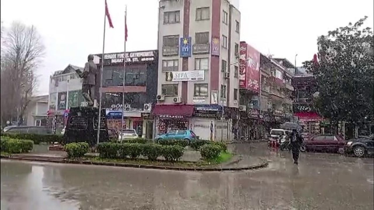 Sakarya Hendek'te Yüksek Kesimlerde 20 santimetre kar, ilçe merkezinde lapa lapa yağış