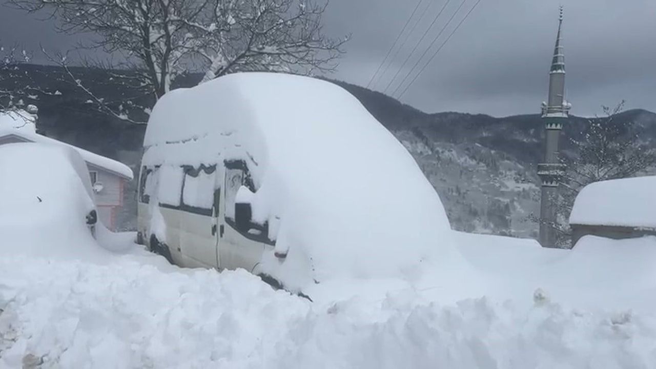 Sakarya'nın Dikmen Mahallesi'nde kar kalınlığı 1 metreye ulaştı
