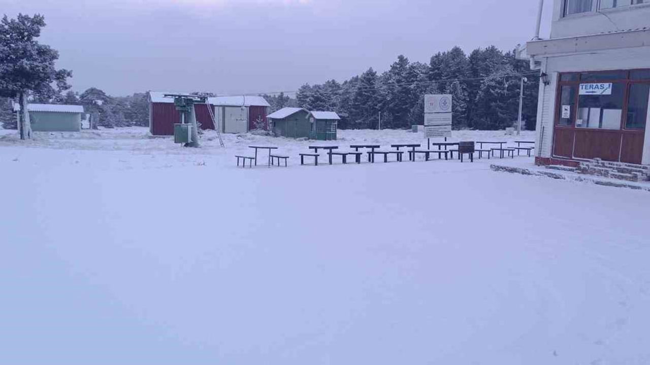 Salda Kayak Merkezi'ne mevsimin ilk karı yağdı