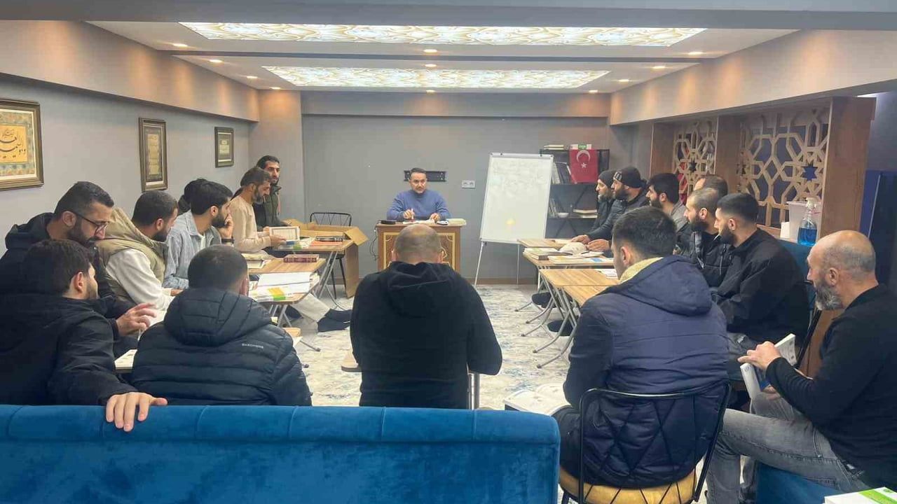 Salihli'de gençler Arapça kursuyla Kur'an dilini öğreniyor