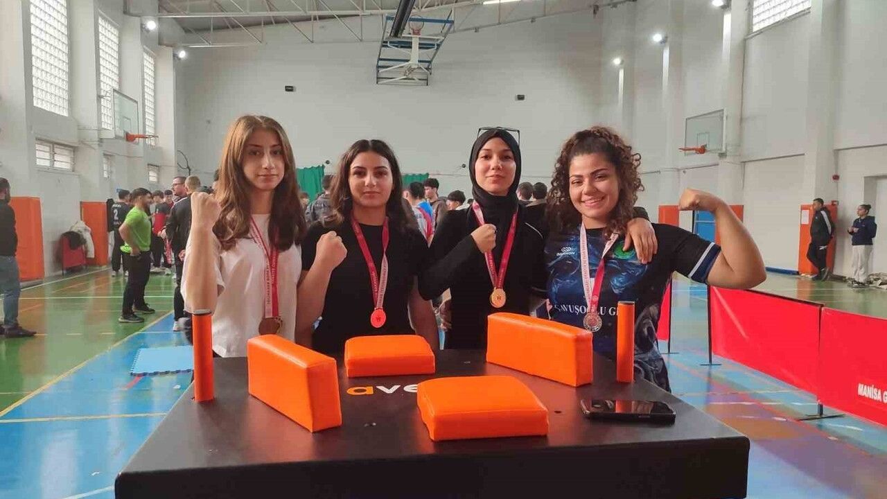 Salihlili imam hatipli kızlar Manisa'da 7 madalya kazandı