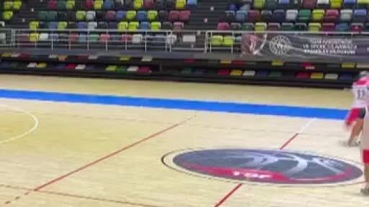 Samsun'da basketbol maçında öğretmen oyuncu hakeme saldırdı