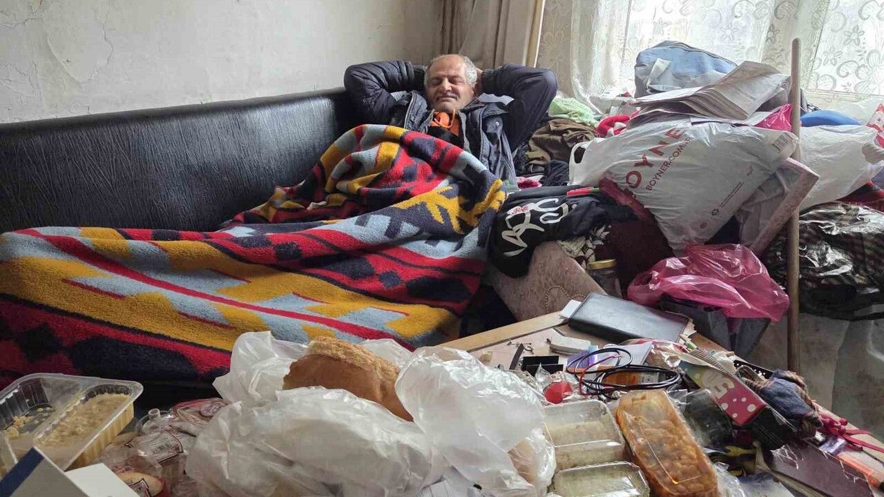 Samsun'da hafızasını kaybeden 59 yaşındaki Kaya Saygan çöp evde kış mücadelesi veriyor