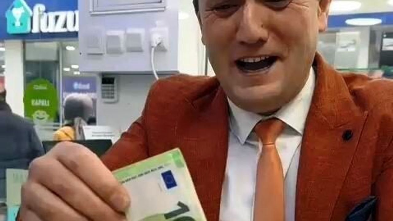 Samsun'da iPhone 17 Pro Max satışı sırasında dövizleri gören telefoncunun sevinci viral oldu