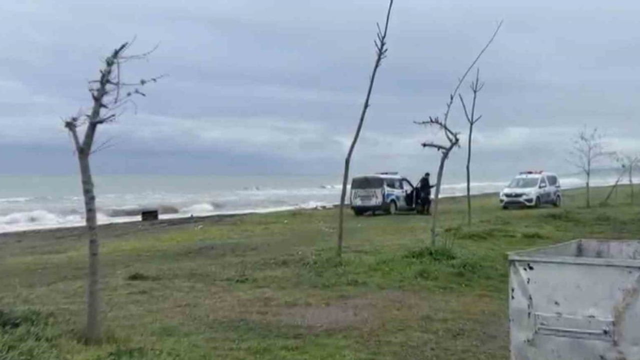 Samsun’da sahile vuran sandık polis tarafından incelendi