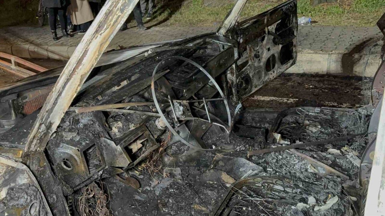 Samsun'da Seyir Halindeki Otomobil Alev Aldı, Küle Döndü
