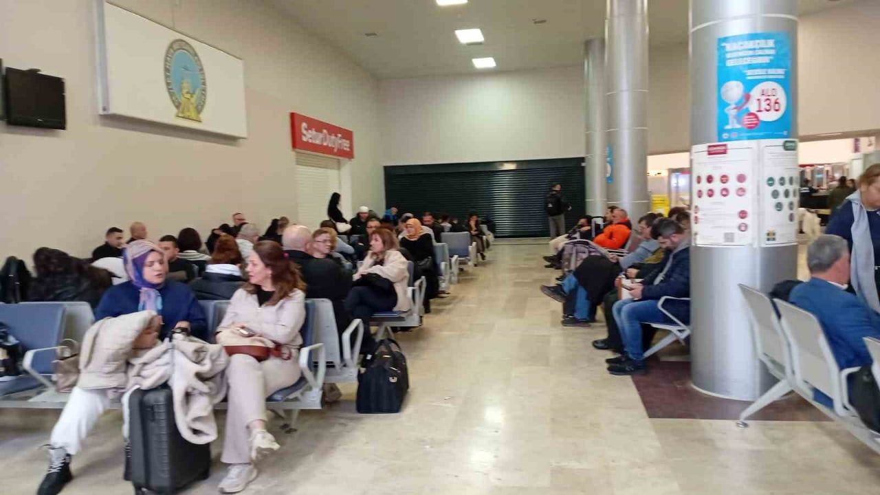 Samsun'da SunExpress uçağı martı sürüsüne çarptı, sefer ertelendi