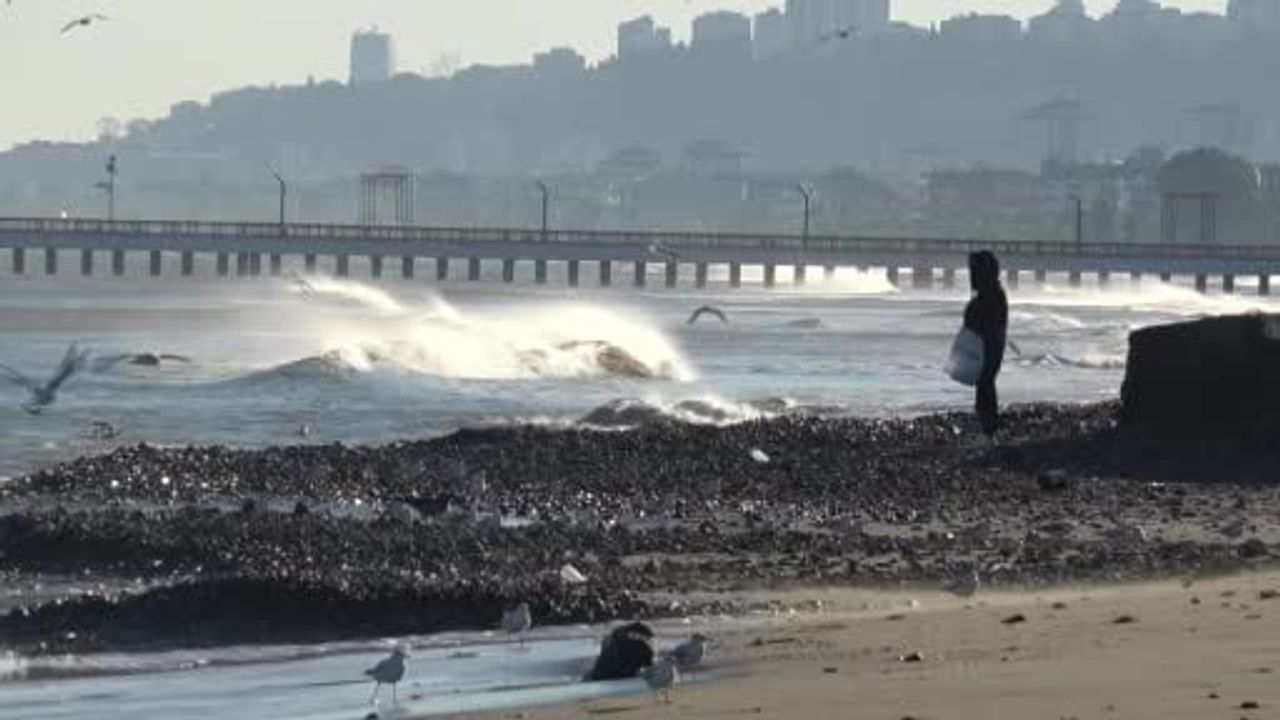 Samsun sahilinde fırtına sonrası taşlar karaya vurdu
