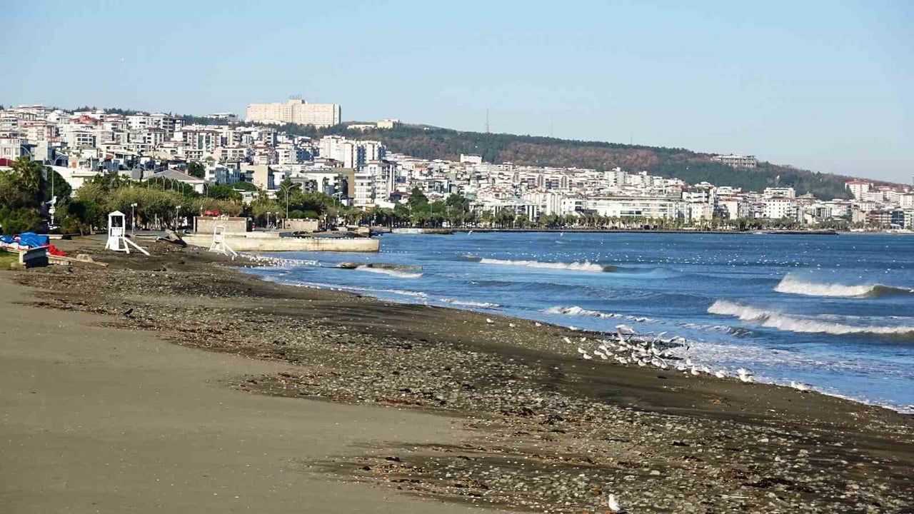 Samsun sahilinde fırtınanın izleri: Taşların karaya vurduğu manzara