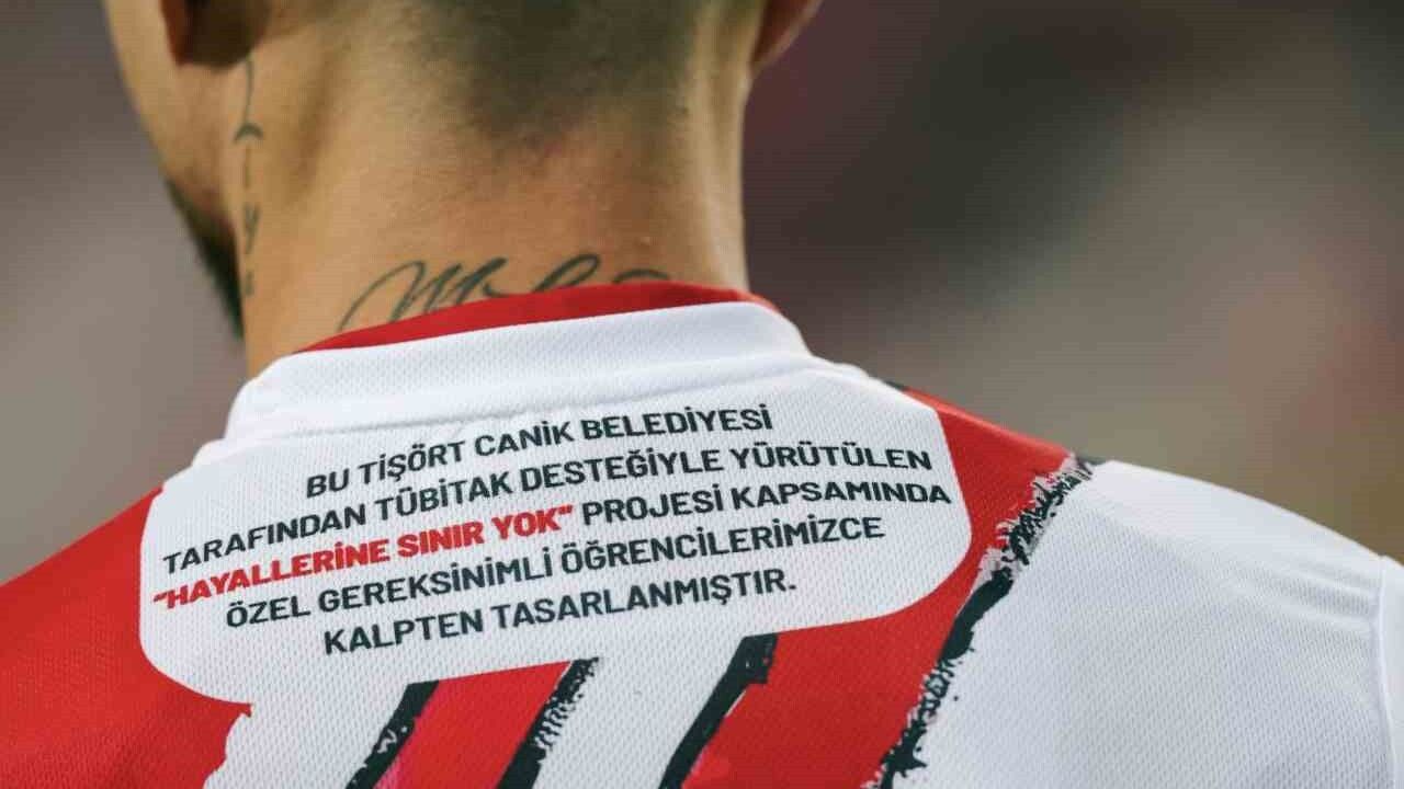 Samsunspor, özel gereksinimli öğrencilerin tasarladığı formalarla sahada