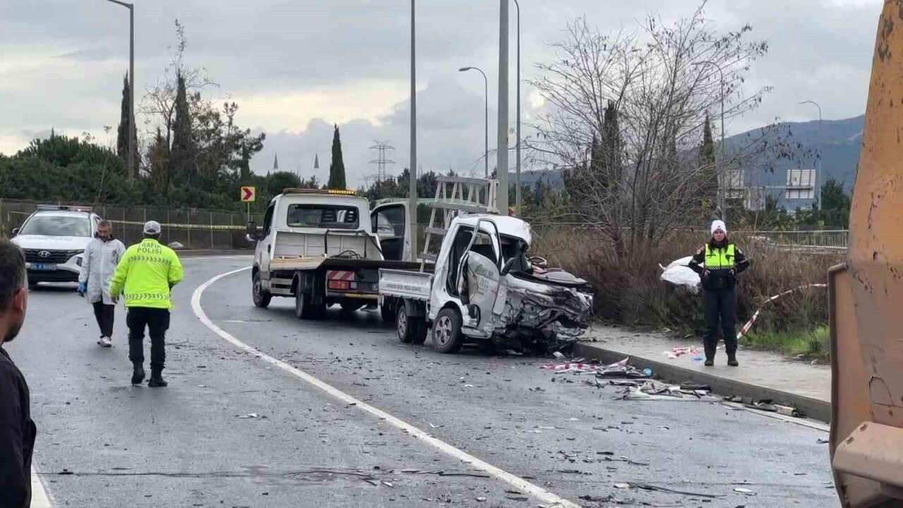 Sancaktepe'de hafriyat kamyonuyla çarpışan kamyonet sürücüsü yaşamını yitirdi