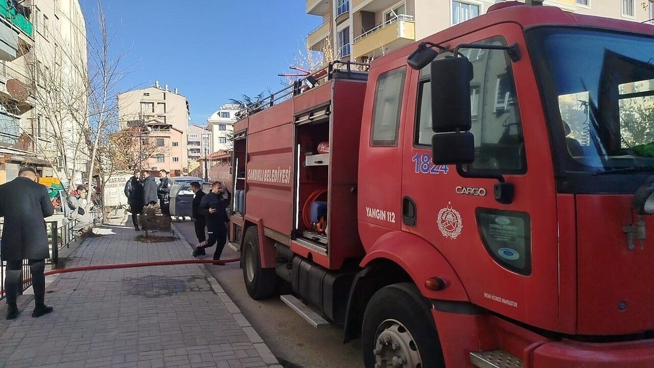 Sandıklı'da 5 katlı binanın çatı katında yangın