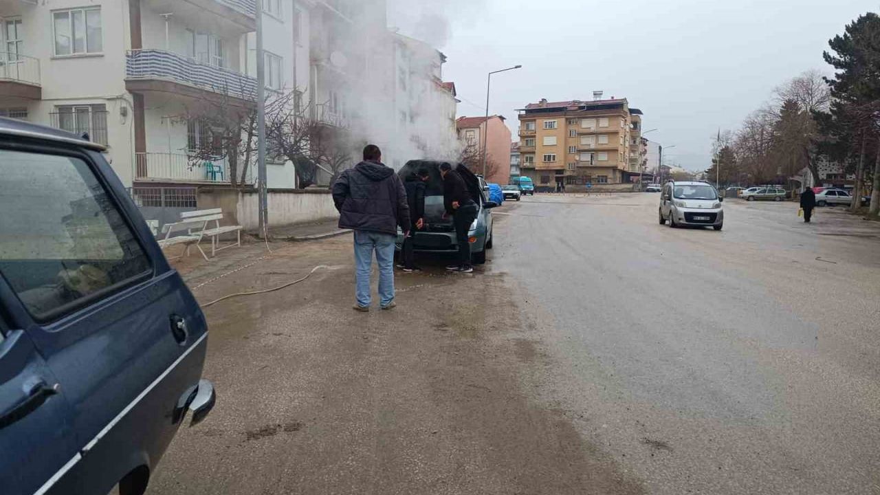 Sandıklı'da motor bölümünde çıkan yangın vatandaşlarca söndürüldü