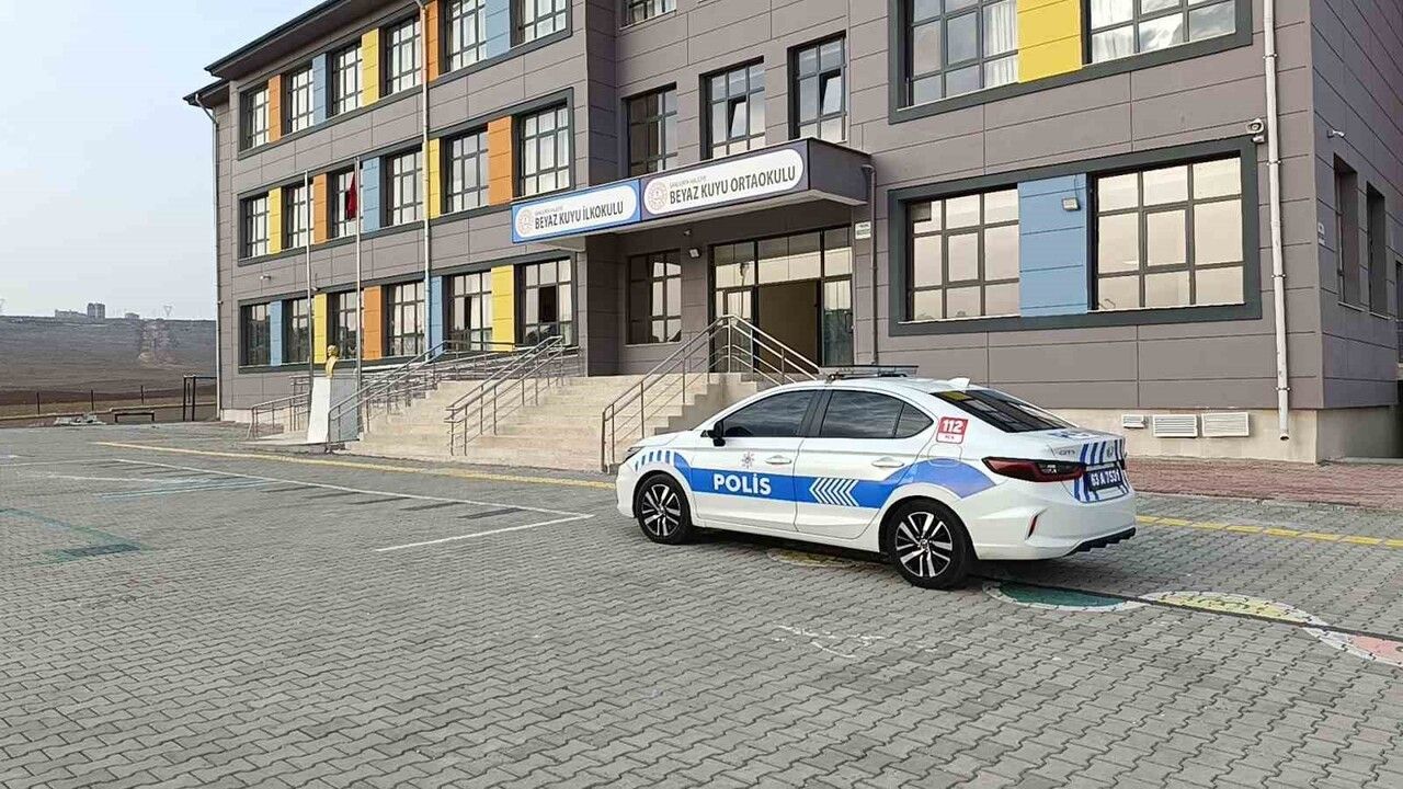 Şanlıurfa Beyazkuyu'da 25 öğrenci yemekten sonra rahatsızlandı