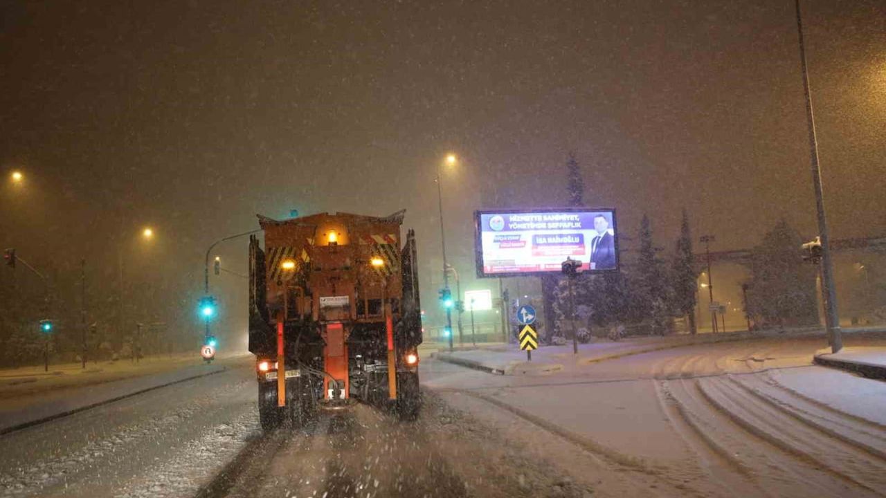 Şanlıurfa Büyükşehir Belediyesi'nden yoğun kar mesaisi